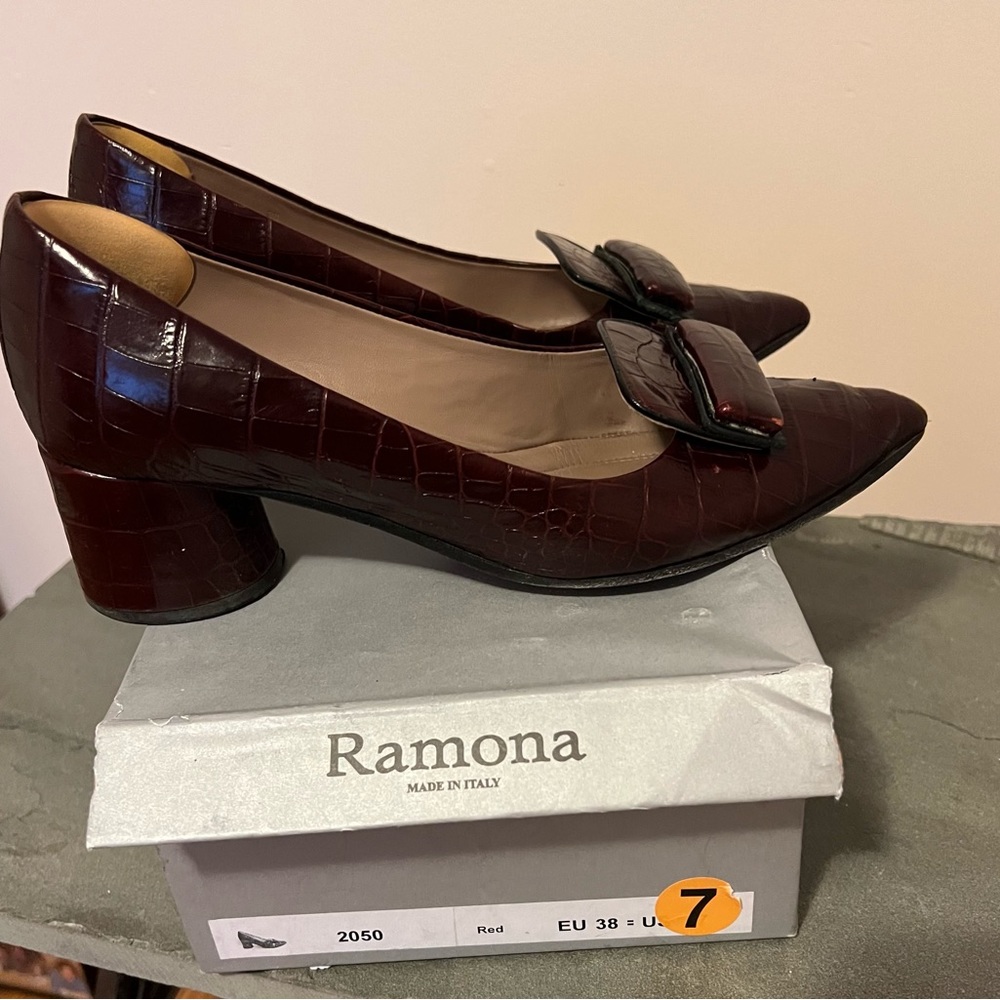 Excellent condition all leather loafer with round 2” heel.